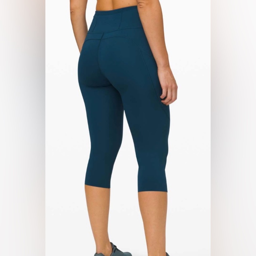 Lululemon Fast and Free Crop Nulux size 6 color Night Diver